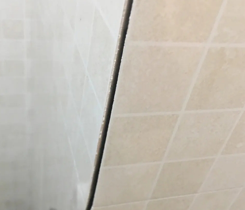 桃城瓷砖空鼓维修公司分享阳台瓷砖脱落的修复过程可以分为以下几个步骤